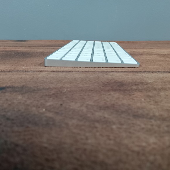 Apple Magic Keyboard A1644 Wireless Bluetooth Aluminum Silver Full Size - Picture 3 of 8